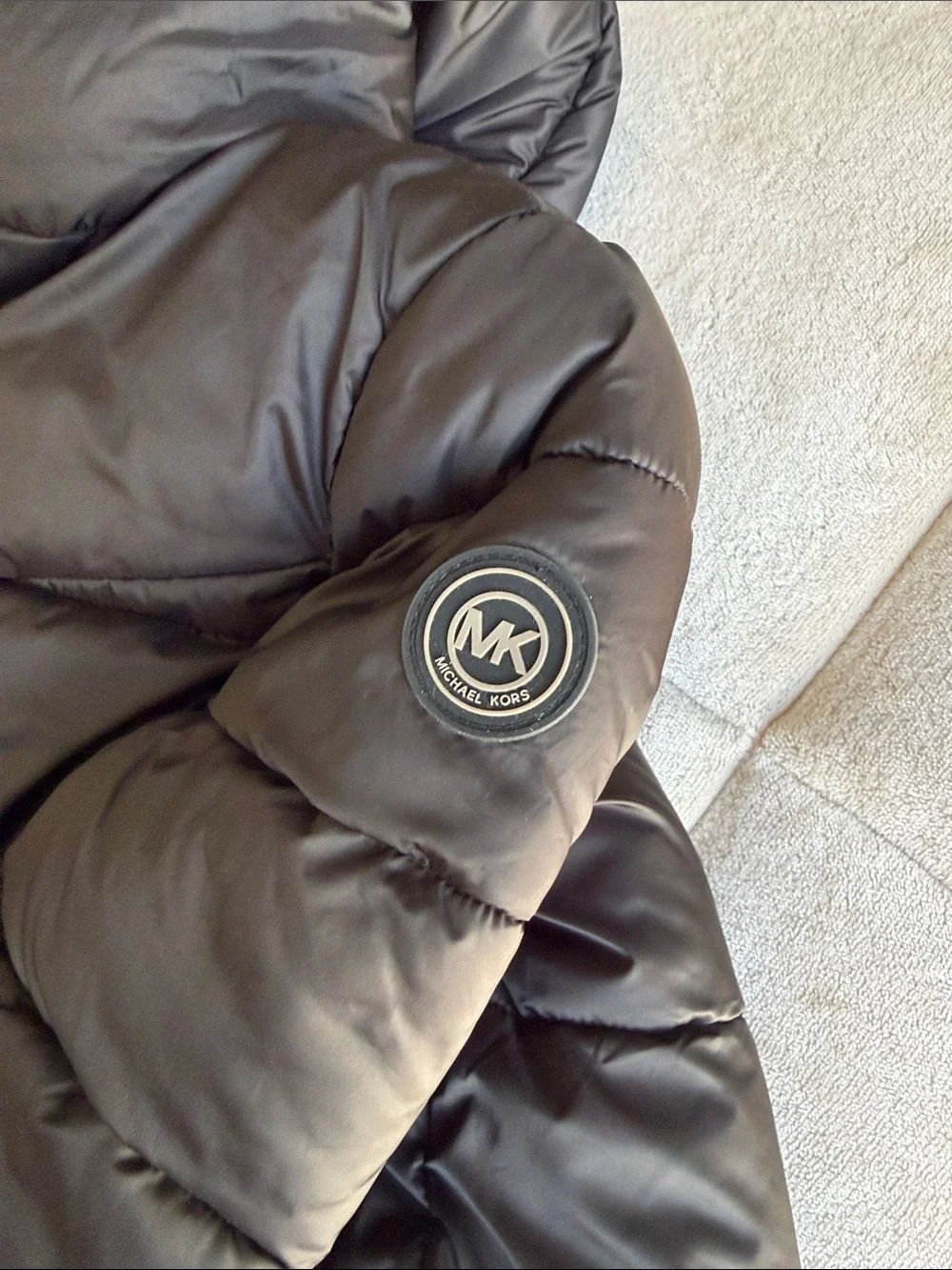 Michael Kors Kids Hooded Puffer Jacket in Black with Tan Lining. Size 5/6